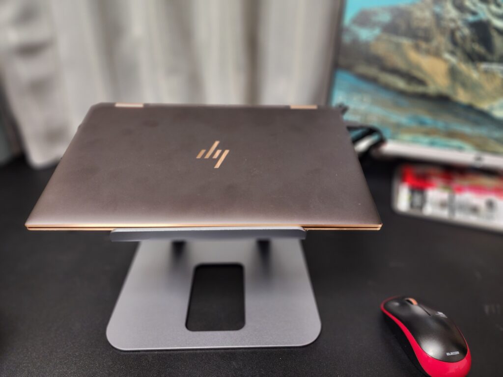 j5createのMulti-Angle Laptop Standに置いたパソコン（画面を閉じた状態）の画像