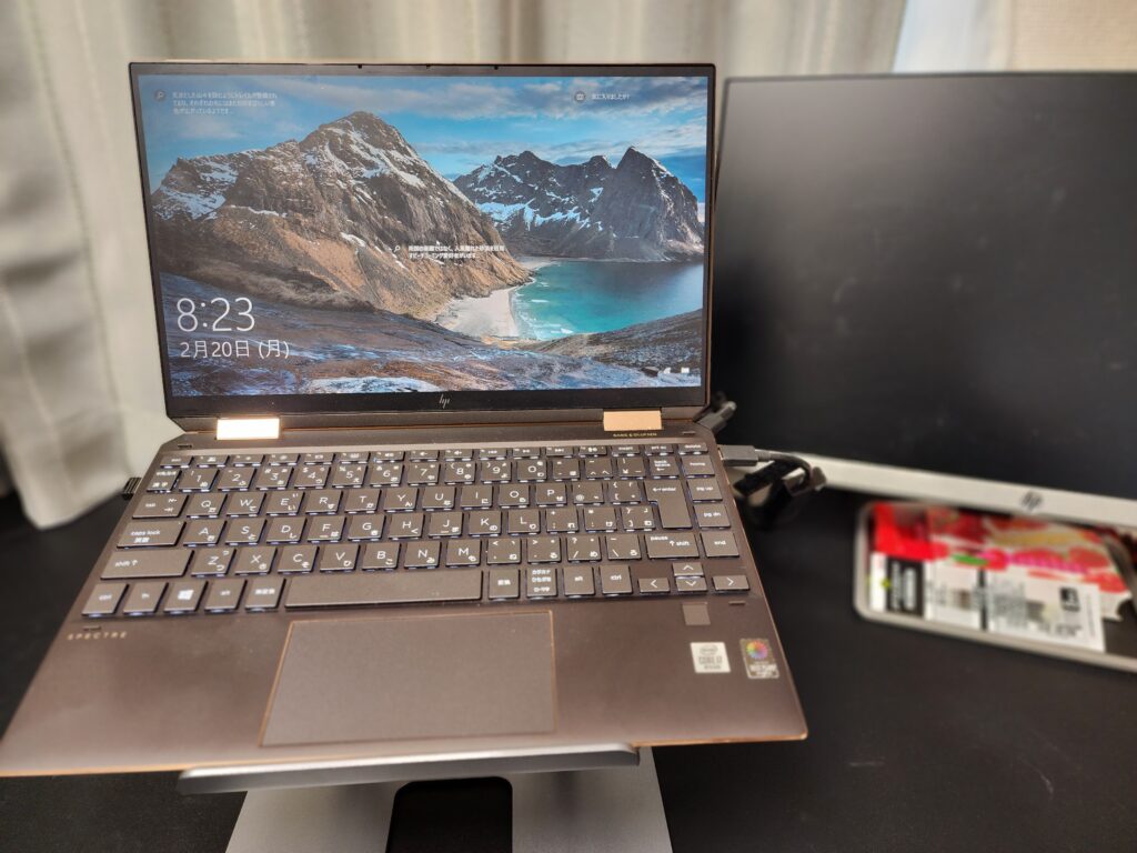 j5createのMulti-Angle Laptop Standに置いたパソコン（画面を開いた状態）の画像